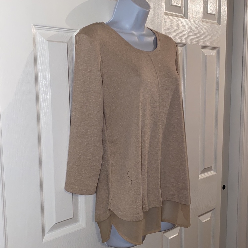 JM Collection Textured Center-Hem Top - Picture 6 of 7